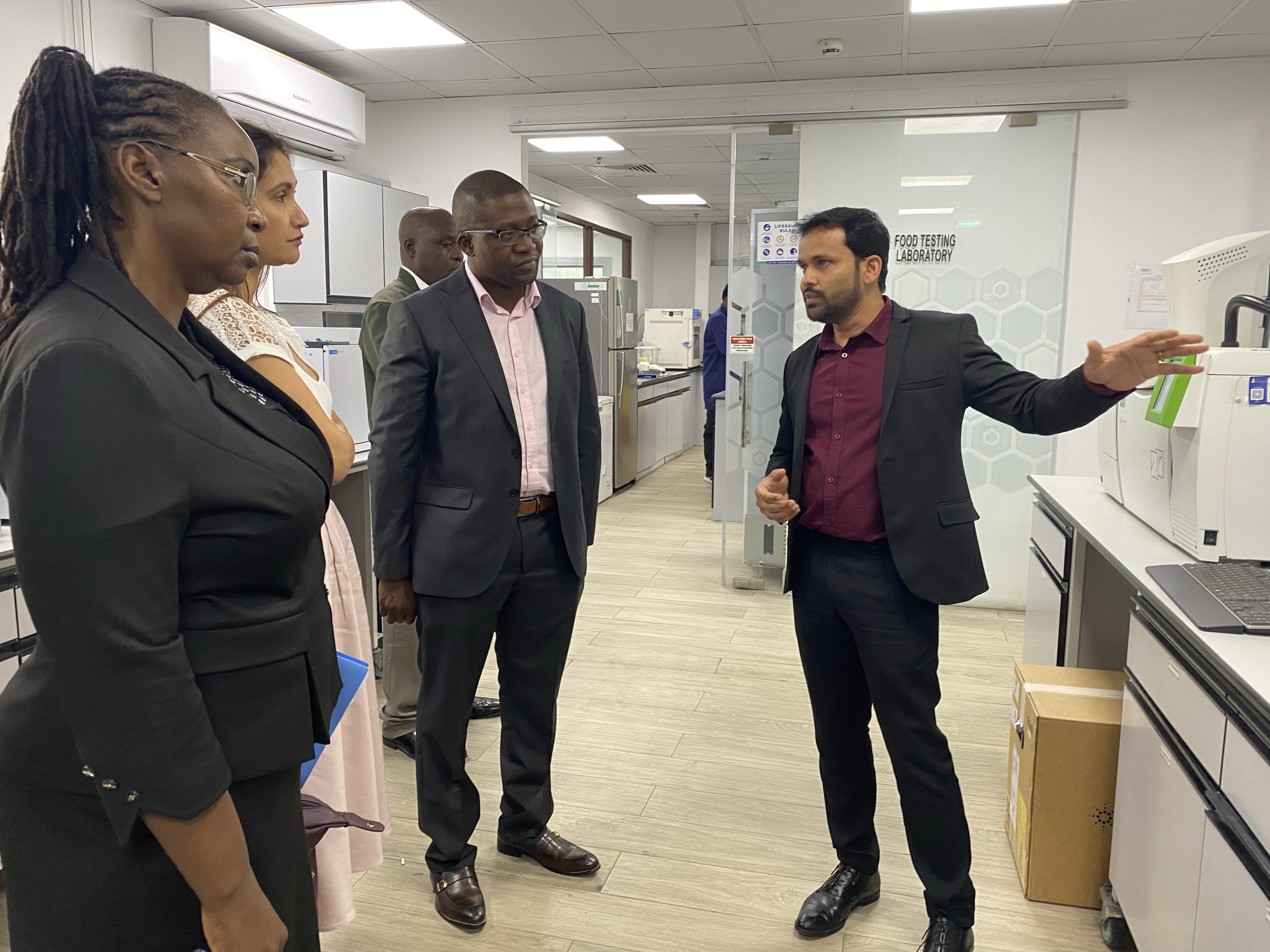 zimbabwe-minister-of-industry-and-commerce-visits-wimpey-lab-and-cotecna-uae-pic2